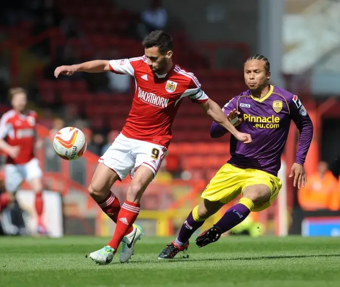 Framed Print : Bristol City's Sam Baldock Fends Off Notts County's Curtis Thompson in Sky Bet League One Clash Framed Print : Bristol City's Sam Baldock Fends Off Notts County's Curtis Thompson in Sky Bet League One Clash