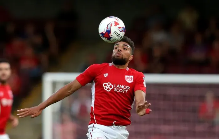 Framed Print : Bristol City's Scott Golbourne Controls the Ball at Glanford Park during Scunthorpe United vs. Bristol City EFL Cup Match