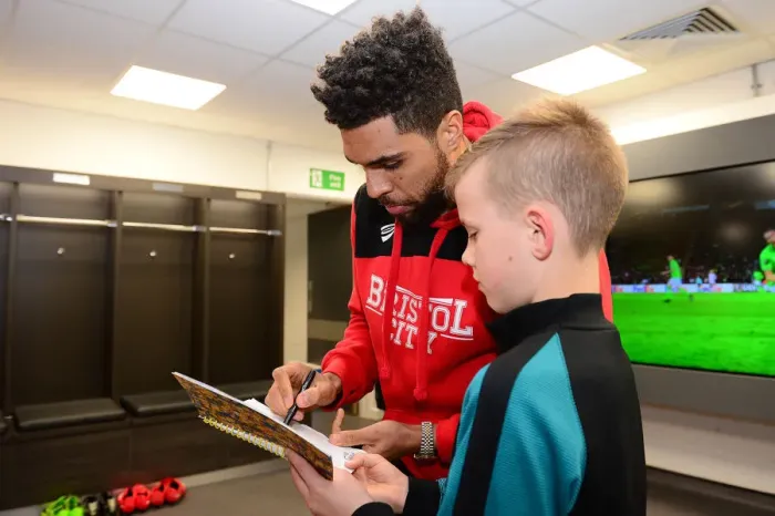 Framed Print : Bristol City's Scott Golbourne Signs Autographs for Mascot Before Fulham Match Framed Print : Bristol City's Scott Golbourne Signs Autographs for Mascot Before Fulham Match