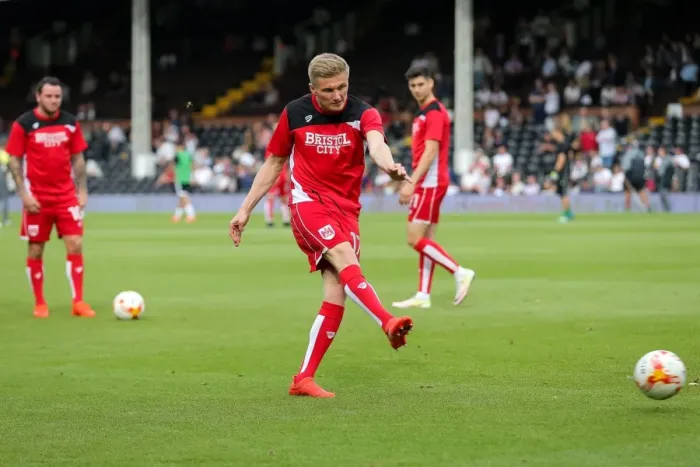 Framed Print : Bristol City's Taylor Moore Warming Up Ahead of Fulham Clash Framed Print : Bristol City's Taylor Moore Warming Up Ahead of Fulham Clash