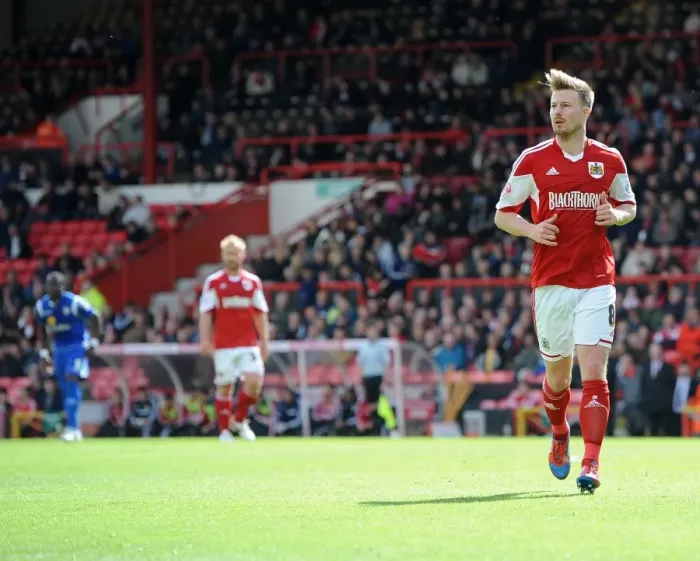 Framed Print : Bristol City's Wade Elliott in Action Against Crewe, April 2014