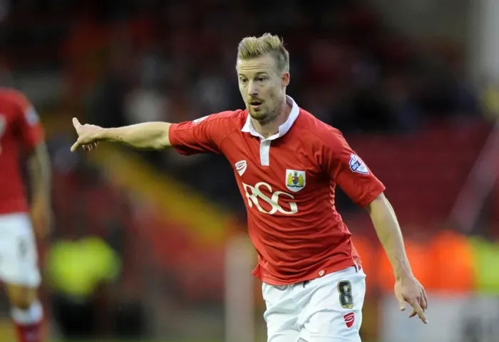 Framed Print : Bristol City's Wade Elliott in Action Against Leyton Orient, Sky Bet League One, 2014 Framed Print : Bristol City's Wade Elliott in Action Against Leyton Orient, Sky Bet League One, 2014