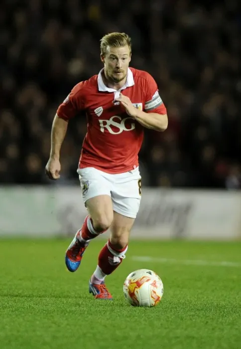 Framed Print : Bristol City's Wade Elliott in Action during the Match against Bradford City, October 2014 Framed Print : Bristol City's Wade Elliott in Action during the Match against Bradford City, October 2014