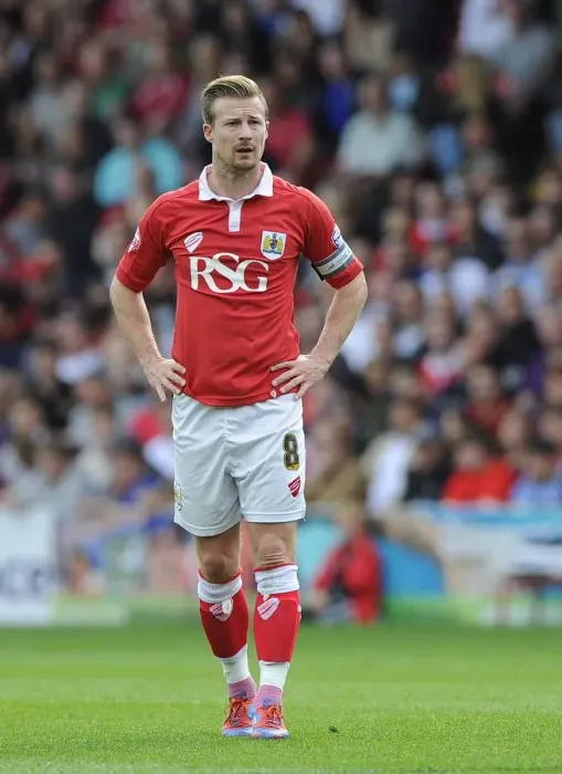 Framed Print : Bristol City's Wade Elliott in Action Against MK Dons, Sky Bet League One, September 2014 Framed Print : Bristol City's Wade Elliott in Action Against MK Dons, Sky Bet League One, September 2014