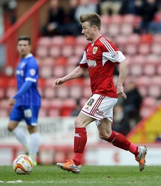 Bristol City's Wade Elliott in Action during Sky Bet League One Match against Gillingham (March 2014)