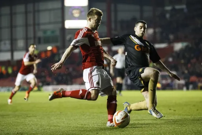 Framed Print : Bristol City's Wade Elliott Fires A Shot Against Port Vale in Sky Bet League One Framed Print : Bristol City's Wade Elliott Fires A Shot Against Port Vale in Sky Bet League One