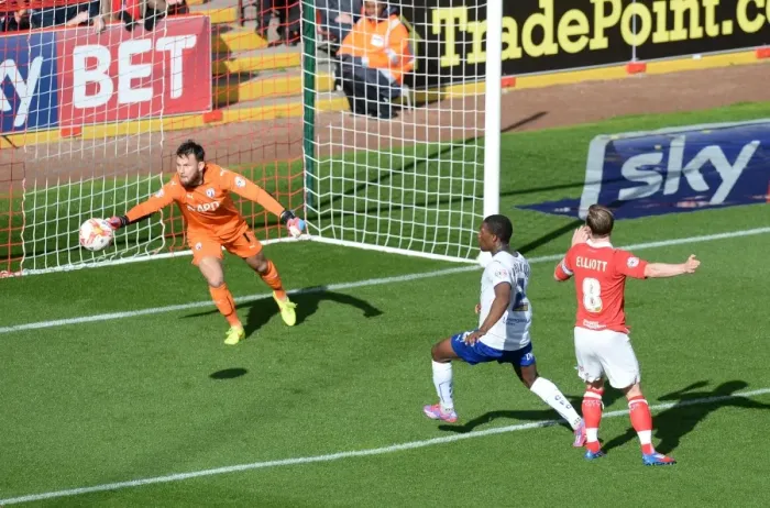 Framed Print : Bristol City's Wade Elliott Goes for Glory: Early Chance vs. Chesterfield, Sky Bet League One