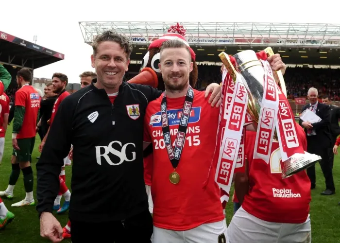 Framed Print : Bristol City's Wade Elliott Lifts Double: League One and JPT Trophies (3 May 2015) Framed Print : Bristol City's Wade Elliott Lifts Double: League One and JPT Trophies (3 May 2015)