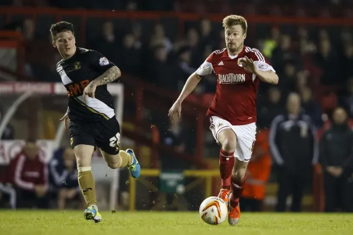 Framed Print : Bristol City's Wade Elliott Outmaneuvers Port Vale's Billy Knott in Sky Bet League One Clash Framed Print : Bristol City's Wade Elliott Outmaneuvers Port Vale's Billy Knott in Sky Bet League One Clash
