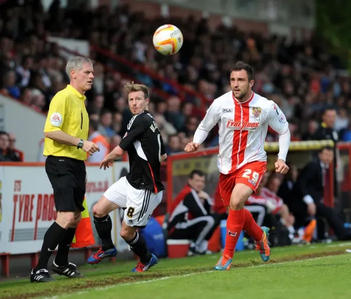 Framed Print : Bristol City's Wade Elliott and Stevenage's Peter Hartley Battle for Possession in Sky Bet League One Clash Framed Print : Bristol City's Wade Elliott and Stevenage's Peter Hartley Battle for Possession in Sky Bet League One Clash