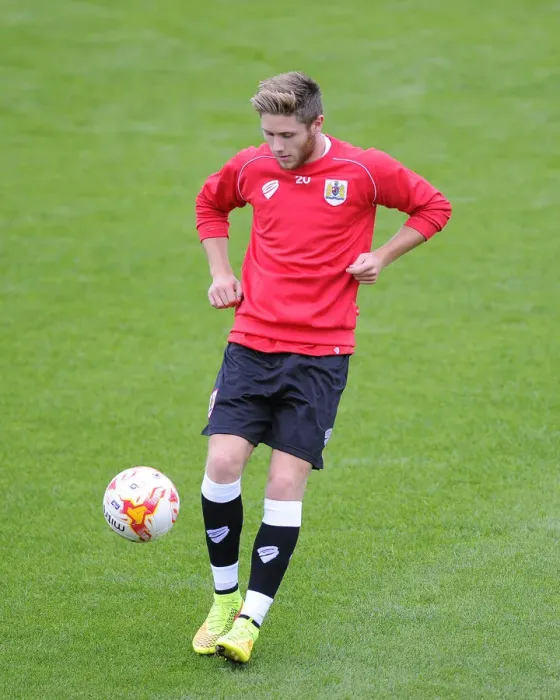 Framed Print : Bristol City's Wes Burns in Action Against Cheltenham Town (2014) Framed Print : Bristol City's Wes Burns in Action Against Cheltenham Town (2014)
