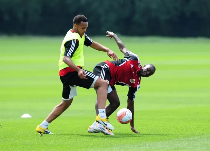 Framed Print : Bristol Citys Yannick Bolasie battles for the ball with Bristol Citys Aaron Hollaway Framed Print : Bristol Citys Yannick Bolasie battles for the ball with Bristol Citys Aaron Hollaway