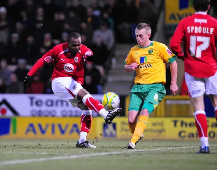 Framed Print : The Championship Clash: Norwich City vs. Bristol City (Season 08-09)