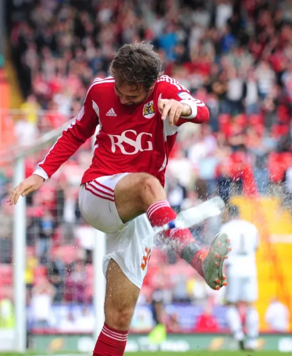 Framed Print : Championship Rivalry: Brett Pitman Scores for Bristol City Against Hull City - 24th September 2011