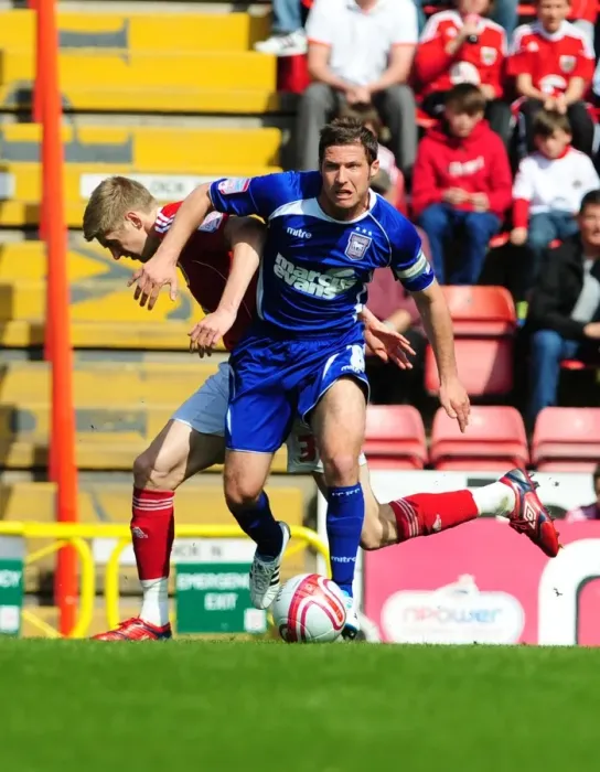 Framed Print : Championship Showdown: Jon Stead vs. David Norris at Ashton Gate Stadium (16-04-2011) Framed Print : Championship Showdown: Jon Stead vs. David Norris at Ashton Gate Stadium (16-04-2011)