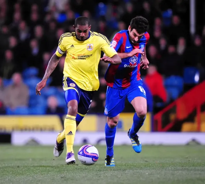 Framed Print : Championship Showdown: Marvin Elliott Outmuscles Mile Jedinak - Bristol City vs. Crystal Palace (15 / 10 / 2011)