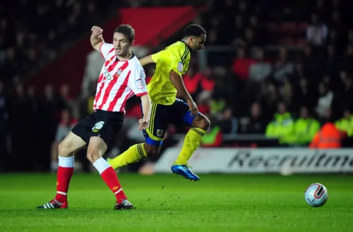 Framed Print : Championship Showdown: Nicky Maynard Outwits Jos Hooiveld - Southampton vs. Bristol City (30 / 12 / 2011) Framed Print : Championship Showdown: Nicky Maynard Outwits Jos Hooiveld - Southampton vs. Bristol City (30 / 12 / 2011)