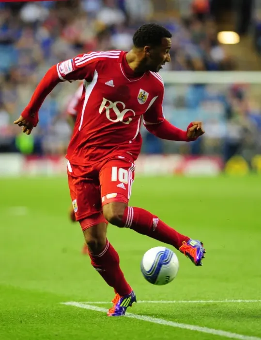 Framed Print : Championship Showdown: Nicky Maynard vs. Leicester City at King Power Stadium, August 2011 Framed Print : Championship Showdown: Nicky Maynard vs. Leicester City at King Power Stadium, August 2011