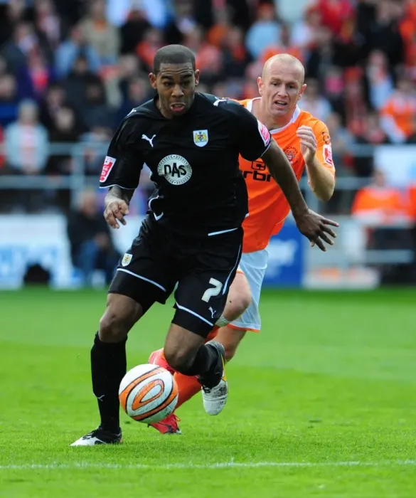 Framed Print : Chasing the Championship: Marvin Elliott vs. Stephen Crainey, Blackpool v Bristol City (02.05.2010) Framed Print : Chasing the Championship: Marvin Elliott vs. Stephen Crainey, Blackpool v Bristol City (02.05.2010)