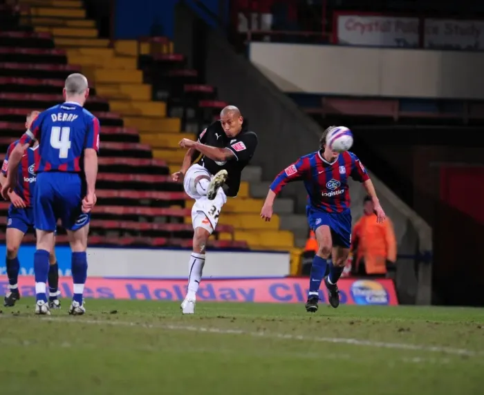 Framed Print : Chris Iwelumo Scores the Opener: Bristol City at Crystal Palace, Championship 2010 Framed Print : Chris Iwelumo Scores the Opener: Bristol City at Crystal Palace, Championship 2010