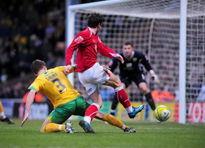 Framed Print : The Clash of the Birds: Norwich City vs. Bristol City (Season 08-09)