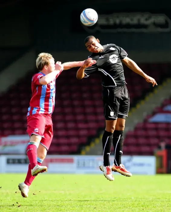 Framed Print : Clash in the Championship: Marvin Elliott vs Grant McCann, Scunthorpe United vs Bristol City (17-04-2010)