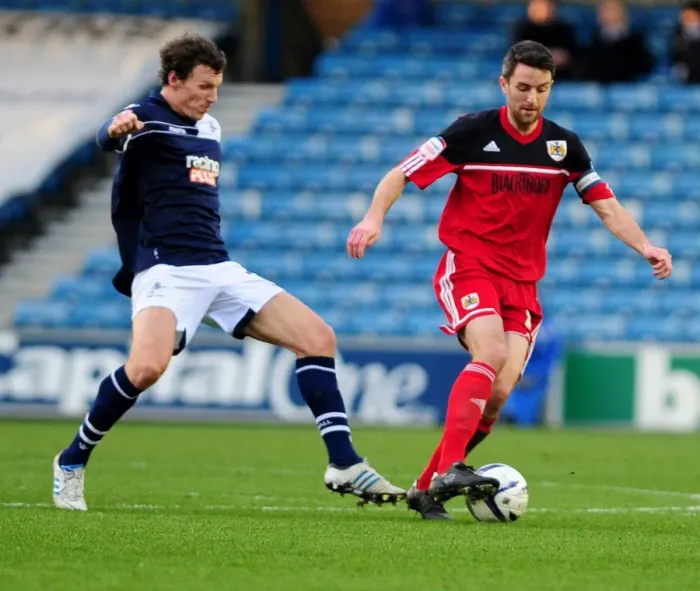 Framed Print : Clash at The Den: Millwall's Henderson Harasses Bristol City's Skuse Framed Print : Clash at The Den: Millwall's Henderson Harasses Bristol City's Skuse