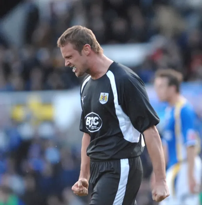 Framed Print : Clash on the Pitch: Lee Trundle in Action - Cardiff City vs. Bristol City