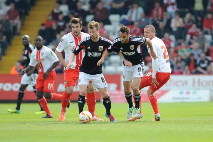 Framed Print : Clash in Sky Bet League One: Stevenage vs. Bristol City, April 2014 Framed Print : Clash in Sky Bet League One: Stevenage vs. Bristol City, April 2014