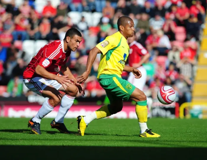 Framed Print : Clash of Titans: Bristol City vs. Norwich City (Season 10-11) Framed Print : Clash of Titans: Bristol City vs. Norwich City (Season 10-11)