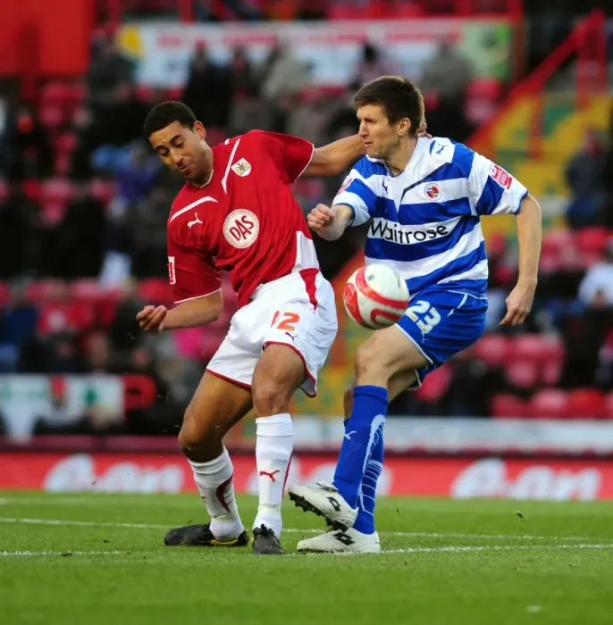 Framed Print : Clash of Titans: Bristol City vs Reading (09-10 Season) Framed Print : Clash of Titans: Bristol City vs Reading (09-10 Season)