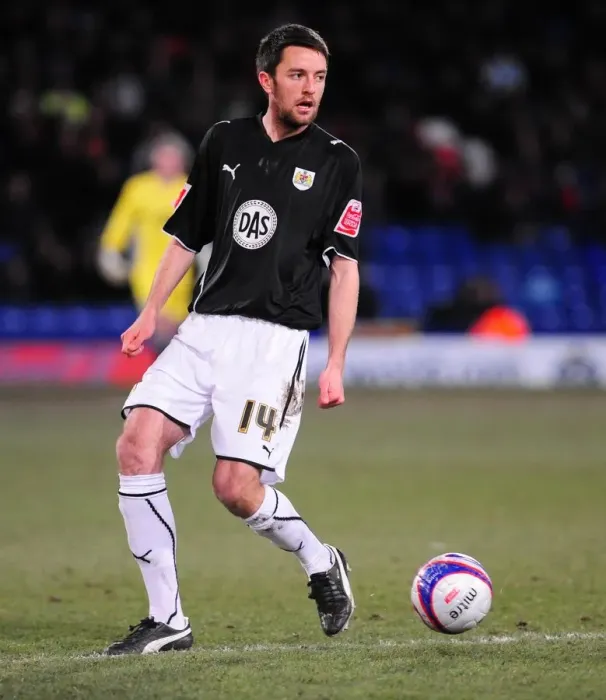 Framed Print : Cole Skuse in Action: Bristol City vs. Crystal Palace, Championship Clash (09 / 03 / 2010)