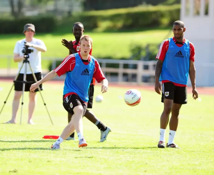 Framed Print : David Clarkson of Bristol City: Unwavering Concentration during Training Framed Print : David Clarkson of Bristol City: Unwavering Concentration during Training