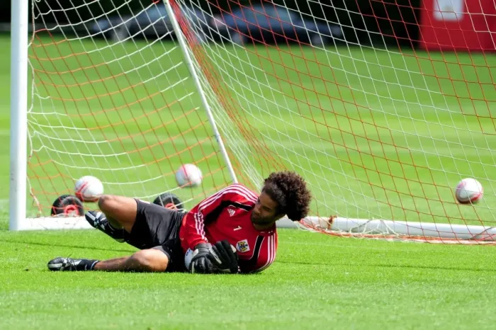 Framed Print : David James: England's Top Goalkeeper Begins Training with Bristol City