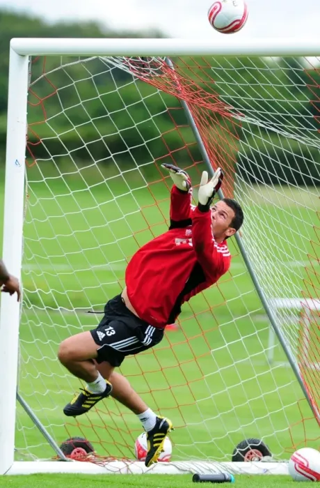 Framed Print : David James Joins Bristol City: First Training Session - Season 10-11 (New Signing) Framed Print : David James Joins Bristol City: First Training Session - Season 10-11 (New Signing)
