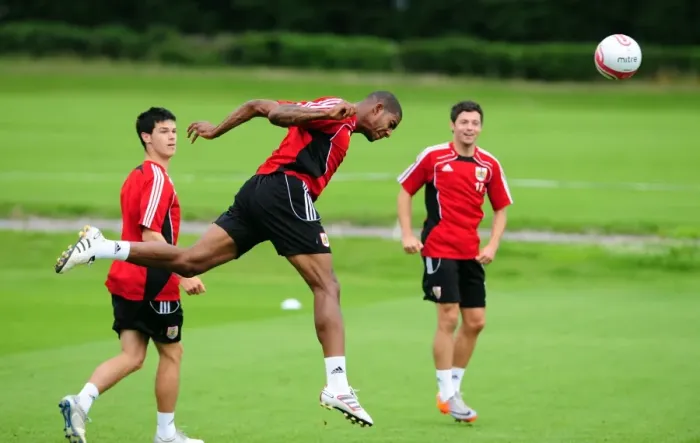 Framed Print : David James Joins Bristol City: First Training Session - Season 10-11 (New Signing)
