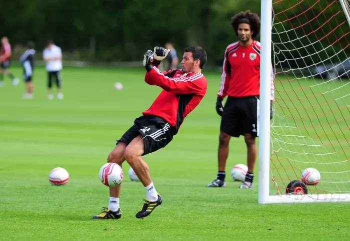 Framed Print : David James Joins Bristol City: First Training Session - Season 10-11 (New Signing) Framed Print : David James Joins Bristol City: First Training Session - Season 10-11 (New Signing)