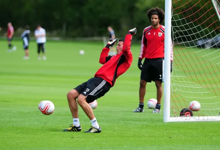 Framed Print : David James Joins Bristol City: First Training Session - Season 10-11 (New Signing) Framed Print : David James Joins Bristol City: First Training Session - Season 10-11 (New Signing)