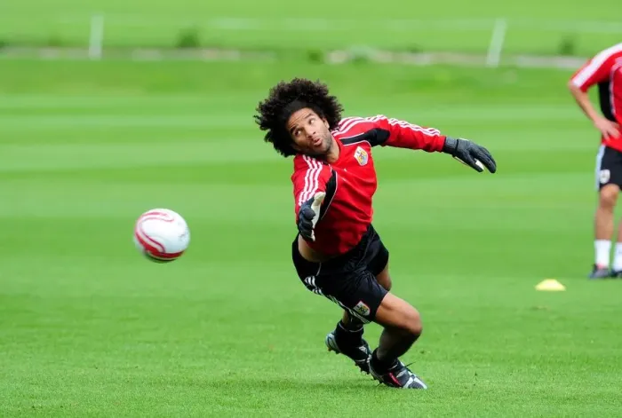 Framed Print : David James Kicks Off New Chapter at Bristol City: First Training Session Framed Print : David James Kicks Off New Chapter at Bristol City: First Training Session