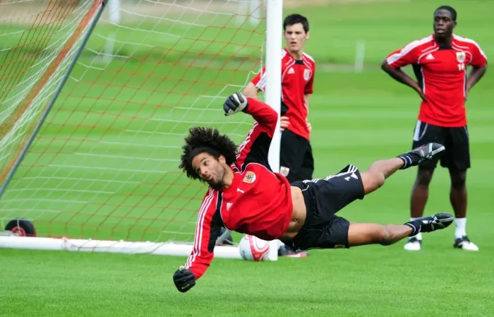 Framed Print : David James Kicks Off New Chapter at Bristol City: First Training Session