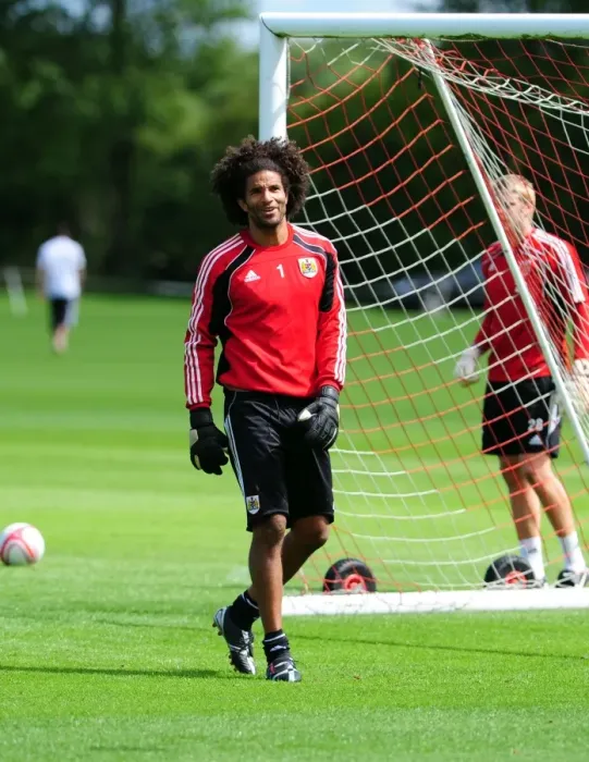 Framed Print : David James Kicks Off New Chapter at Bristol City: First Training Session Framed Print : David James Kicks Off New Chapter at Bristol City: First Training Session