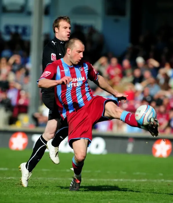 Framed Print : David Mirfin vs. David Clarkson: A Championship Showdown at Glanford Park, 17th April 2010 Framed Print : David Mirfin vs. David Clarkson: A Championship Showdown at Glanford Park, 17th April 2010