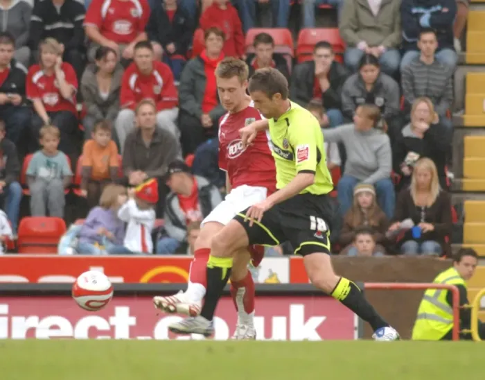 Framed Print : David Noble in Action: Bristol City vs Sheffield United Framed Print : David Noble in Action: Bristol City vs Sheffield United