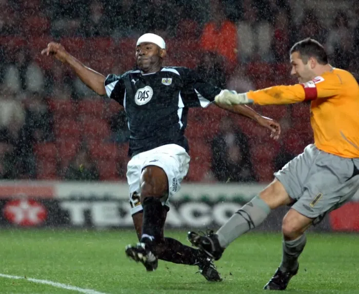 Framed Print : Dele Adebola Challenges saints goal keeper kelvin Davis Framed Print : Dele Adebola Challenges saints goal keeper kelvin Davis