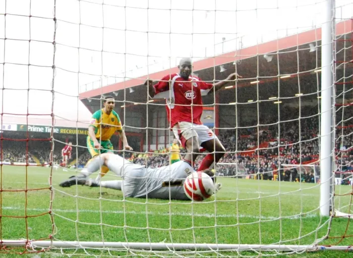 Framed Print : Dele Adebola's Thrilling Goal: Bristol City vs. Norwich City