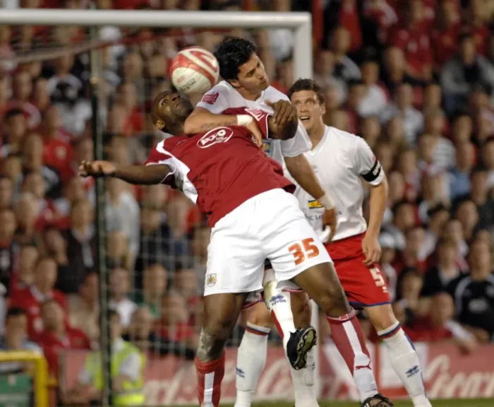 Framed Print : Dele Adebola's Thrilling Goal: Bristol City vs Crystal Palace in the Play-offs