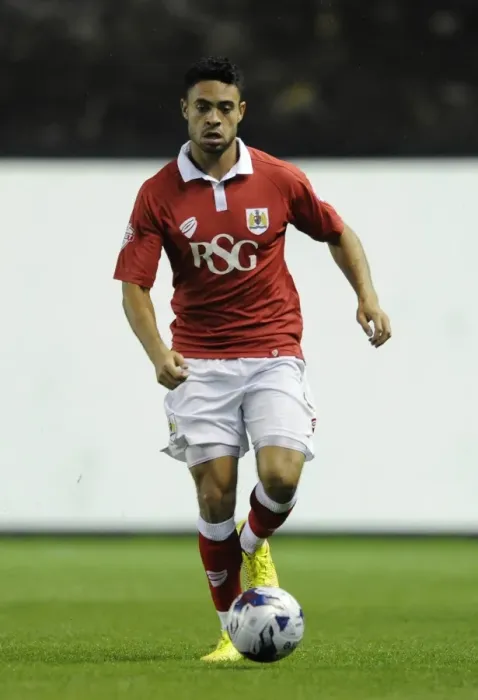 Framed Print : Derrick Williams in Action: Bristol City vs Oxford United, Capital One Cup First Round