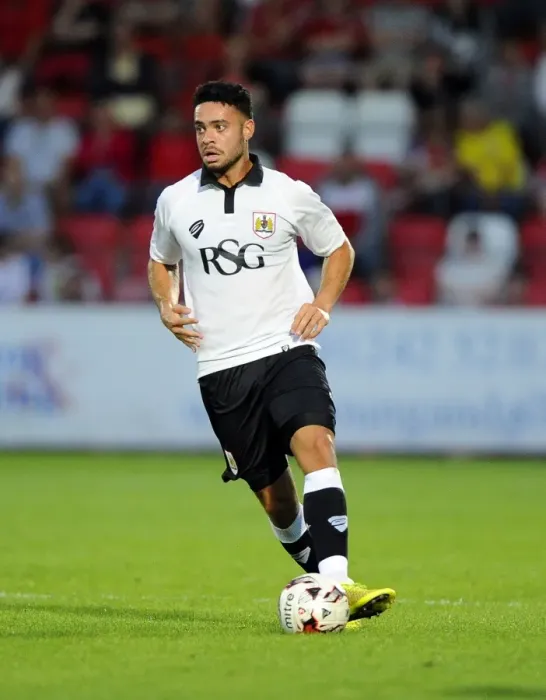 Framed Print : Derrick Williams of Bristol City in Action against Cheltenham Town, 2014 Framed Print : Derrick Williams of Bristol City in Action against Cheltenham Town, 2014
