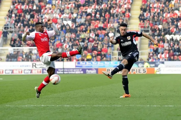 Framed Print : Derrick Williams Goes for Glory: Rotherham United vs. Bristol City, 2014