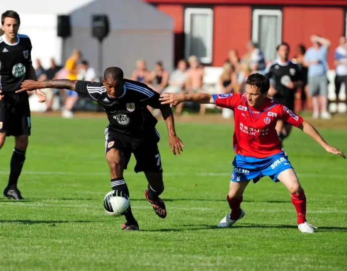 Framed Print : Determined Marvin Elliott Fights for the Ball: Helsingborgs IF vs. Bristol City Framed Print : Determined Marvin Elliott Fights for the Ball: Helsingborgs IF vs. Bristol City